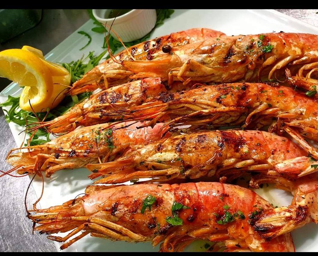Grilled king prawns with lemon and parsley